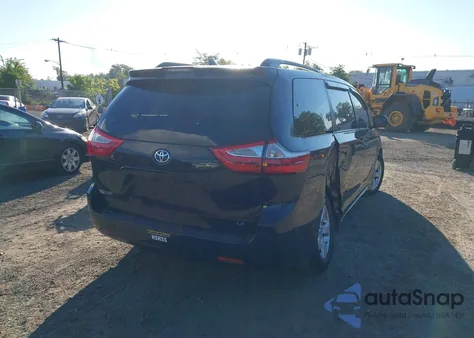 2018 Toyota Sienna Le 8 Passenger z USA, uszkodzony, nr VIN 5TDKZ3DC0JS948014